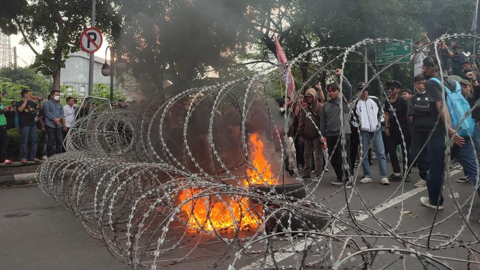 Demo mahasiswa di Jl Sudirman, Bogor memanas. Mahasiwa bakar ban.