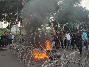 Demo Mahasiswa di Bogor Memanas, Massa Bakar Ban-Injak Kawat Berduri!