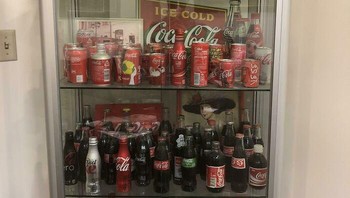 Namanya hobi ya unik sih, koleksi beragam botol dan kaleng minuman coca-cola. Dok. Boredpanda