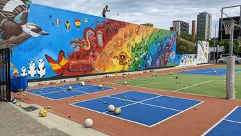 Sejumlah bola yang nyangkut di atap, banyak juga ya sampai bisa jadi koleksi. Dok. Boredpanda