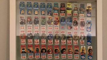 Aneh tapi nyata, seorang netizen mengoleksi stiker dari pisang yang dibelinya di swalayan. Dok. Boredpanda