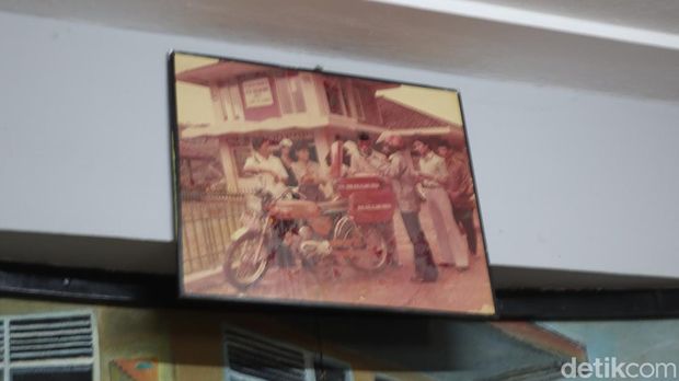 Diorama petugas Pos Keliling Daerah (PKD) bercengkrama dengan warga di Desa Sukawening, Ciwidey. Diorama itu terpajang di Museum Pos Indonesia, Kota Bandung