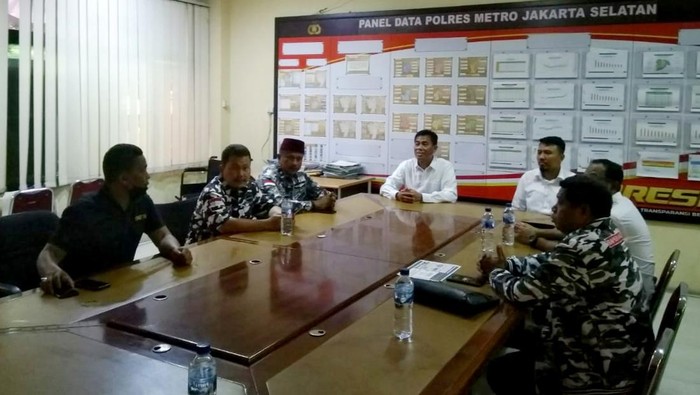 Dorong Pemeriksaan Pemilik Holywings Barisan Pemuda Nusantara (BAPERA) meminta pihak Kepolisian segera memanggil dan memeriksa pemilik (owner) Holywings atas dugaan kasus penistaan agama, promosi minuman keras (miras) atau beralkohol bagi nama Muhammad dan Maria.