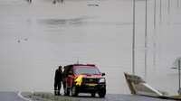 Banjir memutus jalan jalan penting di Sydney, Australia. Pengendara mobil tidak ada yang berani melintas.