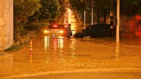 Pengendara ke luar dari mobil dan tidak bisa melintasi banjir yang terjadi di Nanning, Guangxi, China, Selasa (5/7/2022). Sejumlah jalan ditutup karena ketinggian air mencapai 60 cm. (CFOTO/Future Publishing/Getty Images)