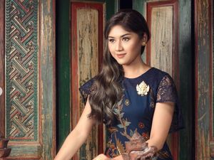 8 Gaya Erina Gudono Pakai Batik, Ada yang Dikomentari Kaesang