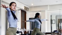 Estelle Linden sudah empat tahun konsisten yoga. (Foto: Rengga Sancaya/detikFoto)