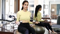 Di serial Dilema, Estelle Linden terjebak jadi pihak ketiga antara Mischa Chandrawinata dan Aulia Sarah. (Foto: Rengga Sancaya/detikFoto)