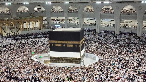 MECCA, SAUDI ARABIA - JUNE 29: Hundreds of thousands of prospective Hajj pilgrims circumambulate the Kaaba with praying on June 29, 2022 in Mecca, Saudi Arabia. The pilgrimage, which could not be made for two years due to the Covid-19 pandemic, continues with the arrival of Muslims to the Kaaba, after easing the restrictions. (Photo by Ashraf Amra/Anadolu Agency via Getty Images)