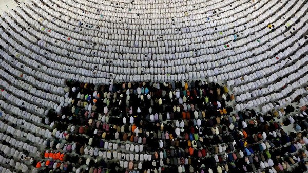 Dua tahun sebelumnya, jumlah jemaah ibadah haji dikurangi terkait pandemi Covid-19. AFP via Getty Images Dua tahun sebelumnya, jumlah jemaah ibadah haji dikurangi terkait pandemi Covid-19. AFP via Getty Images