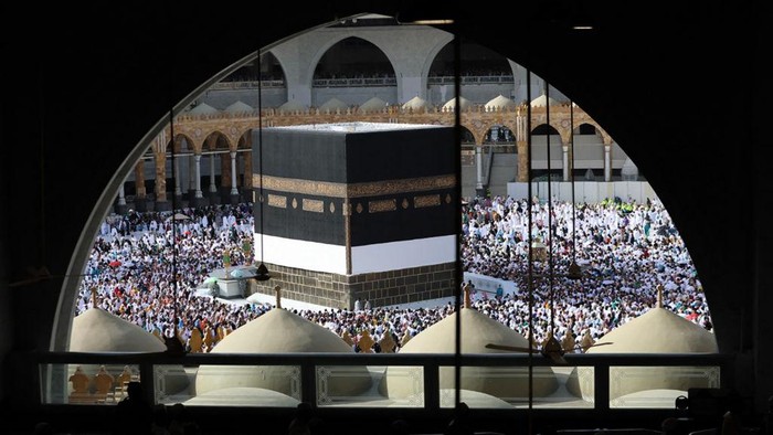 Foto Udara Suasana di Masjidil Haram Muslim worshippers pray around the Kaaba at the Grand Mosque in Saudi Arabia's holy city of Mecca on July 5, 2022. - One million people, including 850,000 from abroad, are allowed to participate in this year's hajj -- a key pillar of Islam that all able-bodied Muslims with the means are required to perform at least once -- after two years of drastically curtailed numbers due to the coronavirus pandemic. (Photo by AFP) (Photo by -/AFP via Getty Images)