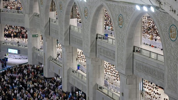 Tahun ini pemerintah Arab Saudi kembali membuka ibadah haji untuk jemaah luar negeri. Tentunya dengan protokol kesehatan. AFP via Getty Images