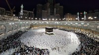 Calon jemaah haji yang melaksanakan shalat di Masjidil Haram, mengelilingi dan shalat di Kabah. Ashraf Amra/Anadolu Agency via Getty Images