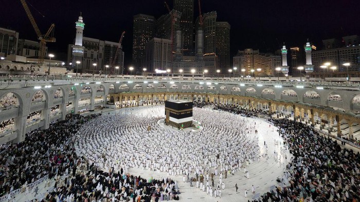 Foto Udara Suasana di Masjidil Haram MECCA, SAUDI ARABIA - JULY 01: Muslims, who came to the holy lands from all over the world, perform night prayer as they continue their worship to fulfill the Hajj pilgrimage in Mecca, Saudi Arabia on July 01, 2022. Prospective pilgrims who performed the prayer at the Masjid al-Haram, circumambulated and prayed in the Kaaba. (Photo by Ashraf Amra/Anadolu Agency via Getty Images)