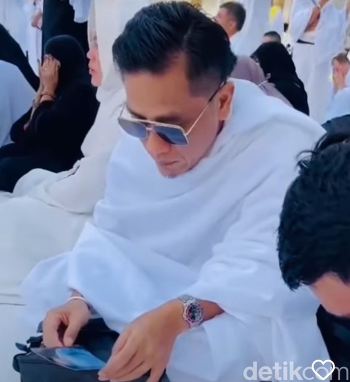 Gus Miftah saat tahlil depan Kabah