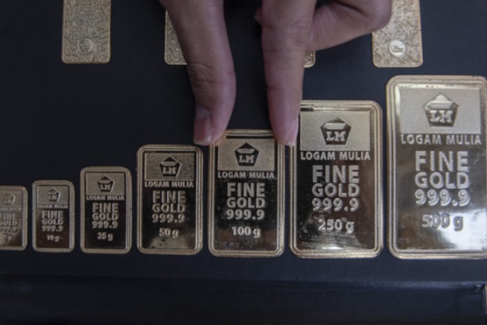 Petugas melayani warga yang akan menabung emas di gerai Gadai Emas dan Cicil Emas BSI di Pasar Mayestik, Kebayoran Baru, Jakarta, Rabu (6/7/2022). Harga emas Antam anjlok sebesar Rp12 ribu per gram, di mana hari sebelumnya harga emas Antam Rp 989 ribu per gram menjadi Rp 977 ribu per gram pada perdagangan Rabu, 6 Juli 2022. ANTARA FOTO/Muhammad Adimaja/foc.
