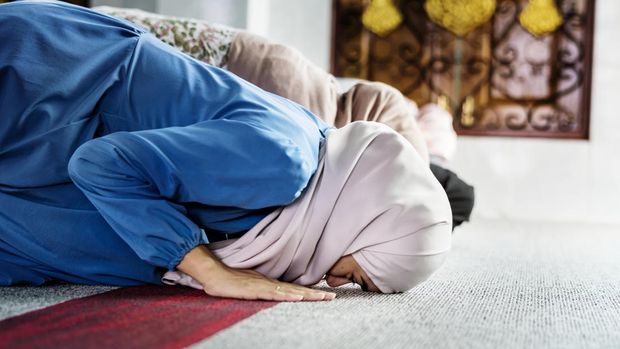 Ilustrasi wanita muslim melakukan sujud
