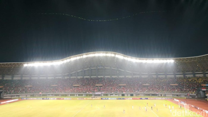 Laga Timnas Indonesia U-19 kontra Thailand pada matchday ketiga Grup A Piala AFF U-19 2022 kembali menarik minat suporter. Ada 17 ribu lebih penonton hadir.