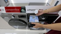 Mesin cuci LG AI DD dengan ezDispense ini dilengkapi dengan teknologi LG AI DD atau kecerdasan buatan. Dengan begitu, mesin cuci ini mampu mengenali berat muatan hingga jenis bahan pakaian. ezDispense terhubung dengan sensor pada mesin cuci yang memberikan sinyal pada pengguna saat jumlah deterjen pada titik minimal sebagai tanda diperlukannya pengisian ulang.