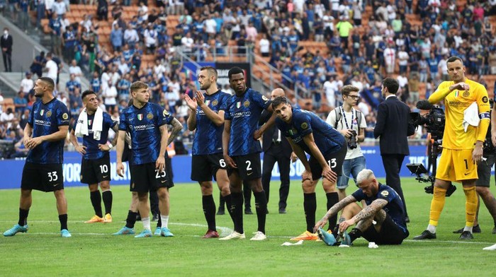 MILAN, ITALY - MAY 22: The FC Internazionale players show their dejection following the Serie A match between FC Internazionale and UC Sampdoria at Stadio Giuseppe Meazza on May 22, 2022 in Milan, Italy. (Photo by Marco Luzzani/Getty Images)