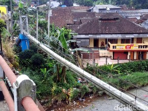 Warga Protes Pembangunan Jembatan di Sukabumi Minim Sosialisasi
