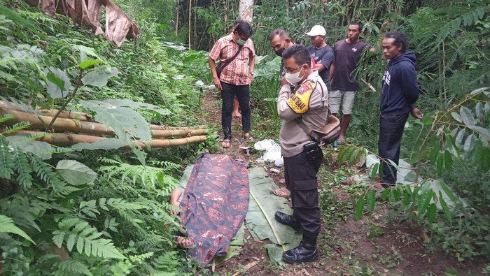 Jenazah korban bunuh diri Blitar