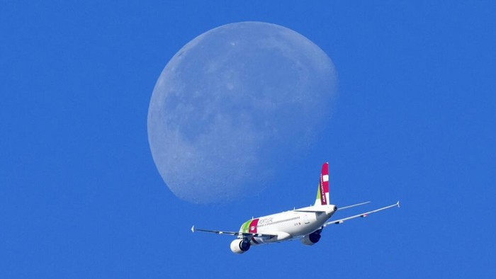 Jepretan Ciamik Pesawat Menembus Bulan yang Bikin Melotot