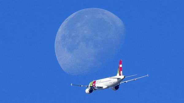 Airbus A320 milik maskapai Portugal lepas landas dari Lisbon di pagi hari yang cerah. (AP Photo/Armando Franca). Airbus A320 milik maskapai Portugal lepas landas dari Lisbon di pagi hari yang cerah. (AP Photo/Armando Franca).