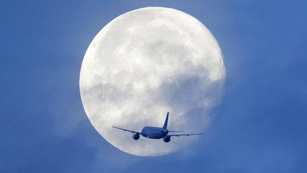 Jika foto sebelumnya terjadi saat pagi hari, foto Airbus A320 milik Portugal ini diambil saat senja di langit Lisbon. (AP Photo/Armando Franca). Jika foto sebelumnya terjadi saat pagi hari, foto Airbus A320 milik Portugal ini diambil saat senja di langit Lisbon. (AP Photo/Armando Franca).