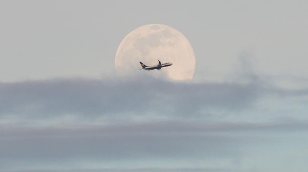 Purnama di langit Madrid, Spanyol, seakan ditembus oleh Ryanair setelah lepas landas dari Bandara Adolfo Suarez. (Marcos del Mazo/LightRocket/Getty Images). Purnama di langit Madrid, Spanyol, seakan ditembus oleh Ryanair setelah lepas landas dari Bandara Adolfo Suarez. (Marcos del Mazo/LightRocket/Getty Images).