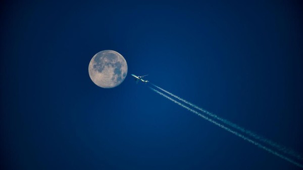 Sebuah pesawat di langit Kunming terlihat hendak menembus bulan saat Festival Musim Gugur di Yunnan, China. (Wang Zhengpeng/VGC via Getty Images). Sebuah pesawat di langit Kunming terlihat hendak menembus bulan saat Festival Musim Gugur di Yunnan, China. (Wang Zhengpeng/VGC via Getty Images).