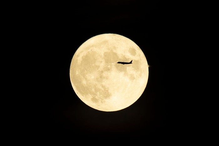 Jepretan Ciamik Pesawat Menembus Bulan yang Bikin Melotot