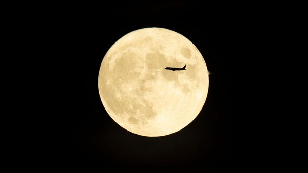 Selanjutnya, ada sebuah pesawat yang tengah melintas di langit Bandara Jhon F. Kennedy, New York, Amerika Serikat. (Liao Pan/Getty Images).