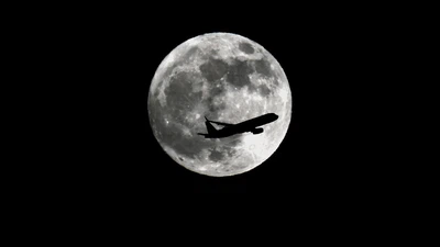 8 Foto Ciamik, Pesawat Terbang Menembus Bulan