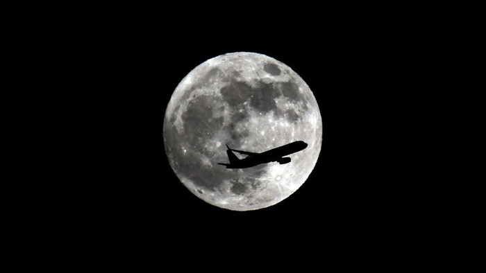 Jepretan Ciamik Pesawat Menembus Bulan yang Bikin Melotot