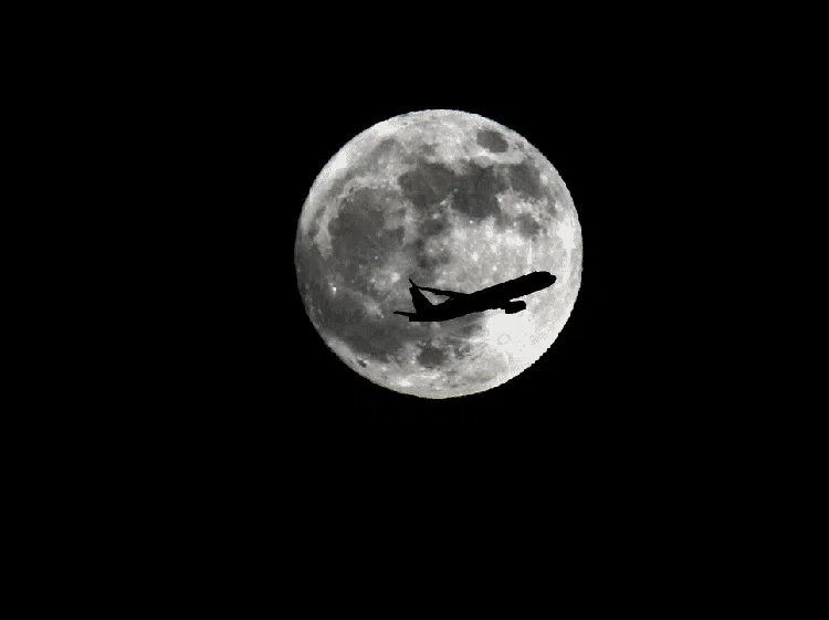 8 Foto Ciamik, Pesawat Terbang Menembus Bulan