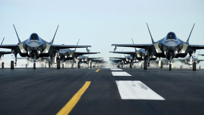 Jet tempur siluman F-35A milik Angkatan Udara AS U.S. Air Force F-35A aircraft, from the 388th and 428th Fighter Wings, form up in an