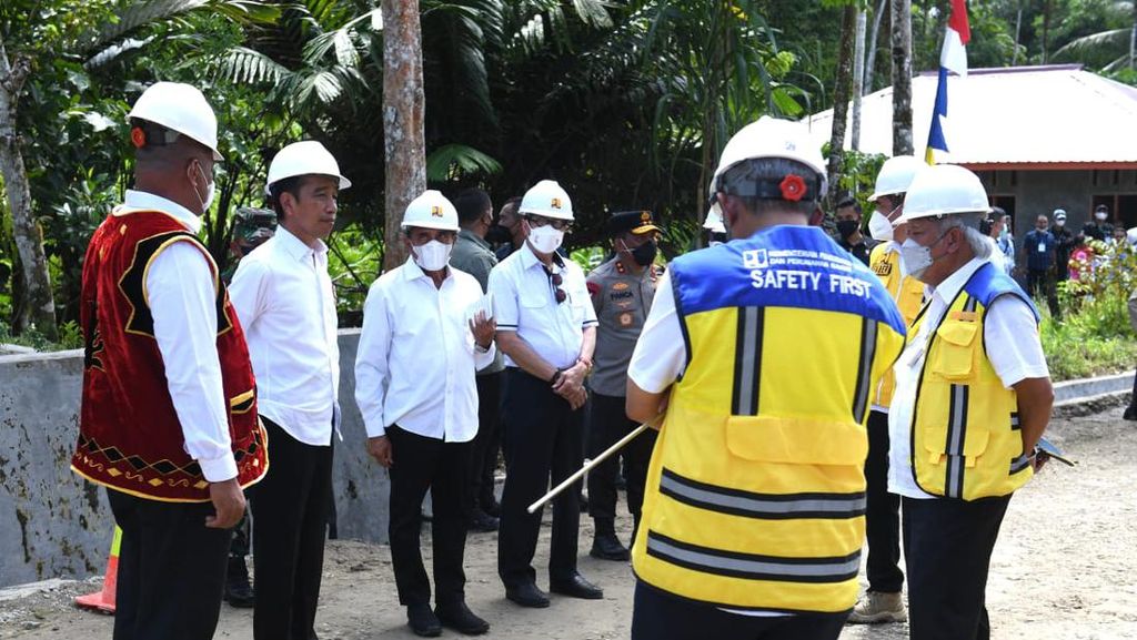 Bareng Gubsu Edy, Jokowi Tinjau Proyek Jalan di Pulau Nias