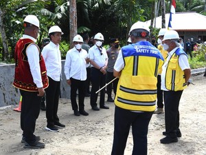 Bareng Gubsu Edy, Jokowi Tinjau Proyek Jalan di Pulau Nias