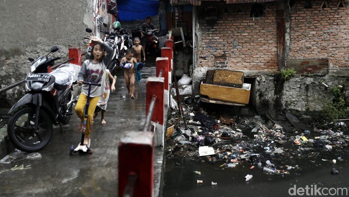 Jorok! Kali Duri Kosambi Dipenuhi Sampah Kondisi Kali Duri, Tambora, Jakarta Barat, sangat memprihatinkan, Rabu (6/7/2022). Sungai itu dipenuhi oleh sampah rumah tangga.