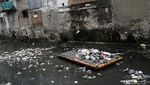 Foto-foto Kali Duri Kosambi Jakarta yang Hitam dan Dipenuhi Sampah