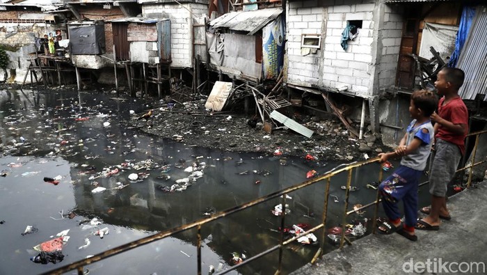 Kondisi Kali Duri, Tambora, Jakarta Barat, sangat memprihatinkan, Rabu (6/7/2022). Sungai itu dipenuhi oleh sampah rumah tangga.