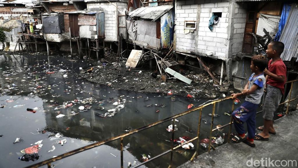 Foto-foto Kali Duri Kosambi Jakarta yang Hitam dan Dipenuhi Sampah