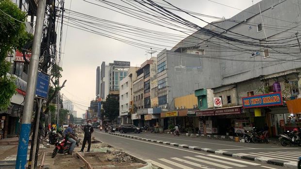 Kabel Semrawut di Jl Pecenongan, depan RM Cinto Minang sudah dirapikan, Rabu (6/7).