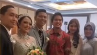 Kaesang Pangarep terlihat mengenakan batik berwarna mewah. Di sebelahnya ada Erina Gudono yang mengenakan gaun berwarna putih. Foto: dok ist