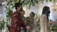 Mereka terlihat berjalan ke pelaminan. Keduanya kemudian berfoto bersama mempelai. Foto: dok ist