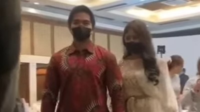Potret Kaesang Gandeng Erina Gudono ke Kondangan