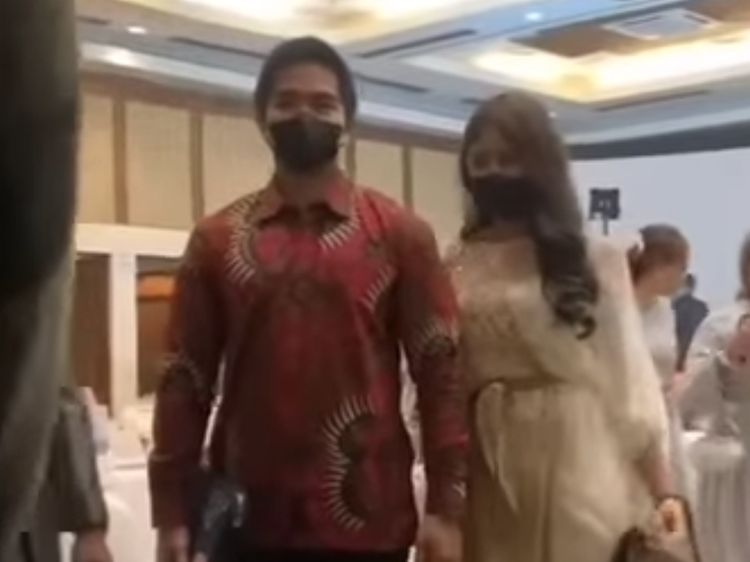 Potret Kaesang Gandeng Erina Gudono ke Kondangan