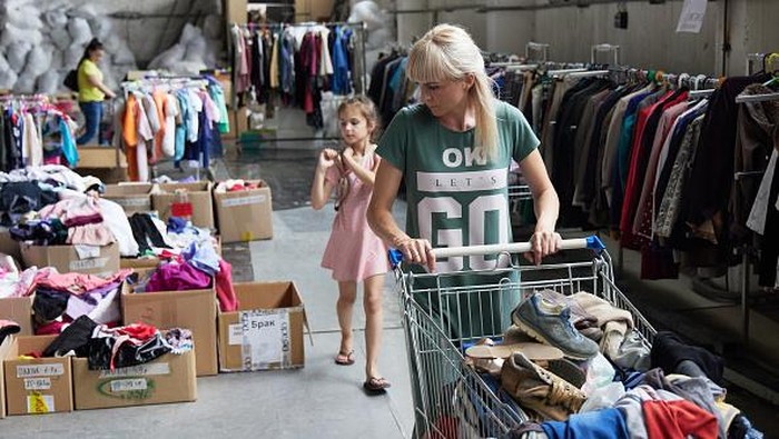 Kala Pengungsi Ukraina Terima Donasi Pakaian di Rusia MOSCOW, RUSSIA - JULY 05: Ukrainian refugees choose clothes at a private charity fund Lavka radostej warehouse on July 5, 2022 in Moscow, Russia. Muscovites bring donations to aid victims of war and natural disasters. (Photo by Oleg Nikishin/Getty Images)