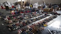 Tak cuma baju, sepatu juga didonasikan. Mulai dari pakaian dewasa, anak-anak, hingga sepatu disediakan di gudang dana amal milik swasta ini.
